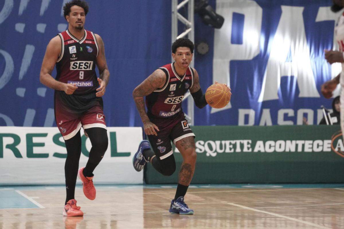 Ala-armador Didi com a bola durante a partida contra o Pato Basquete