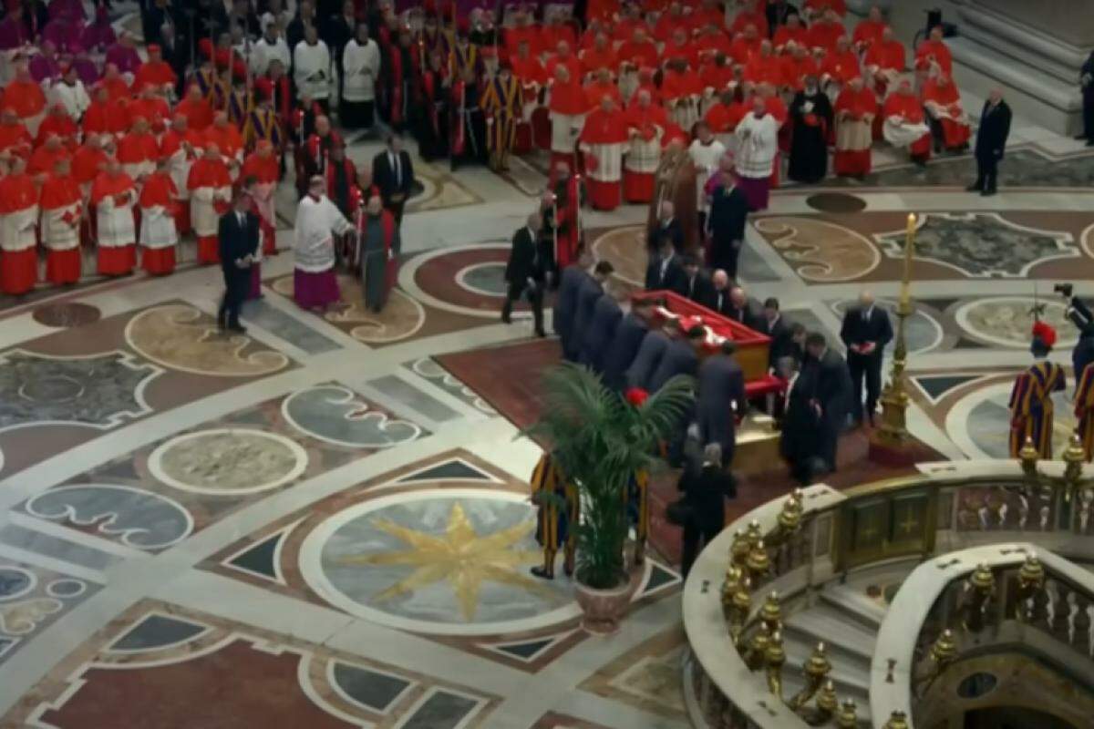 Corpo do papa Francisco foi levado em um caixão aberto até a Basílica de São Pedro