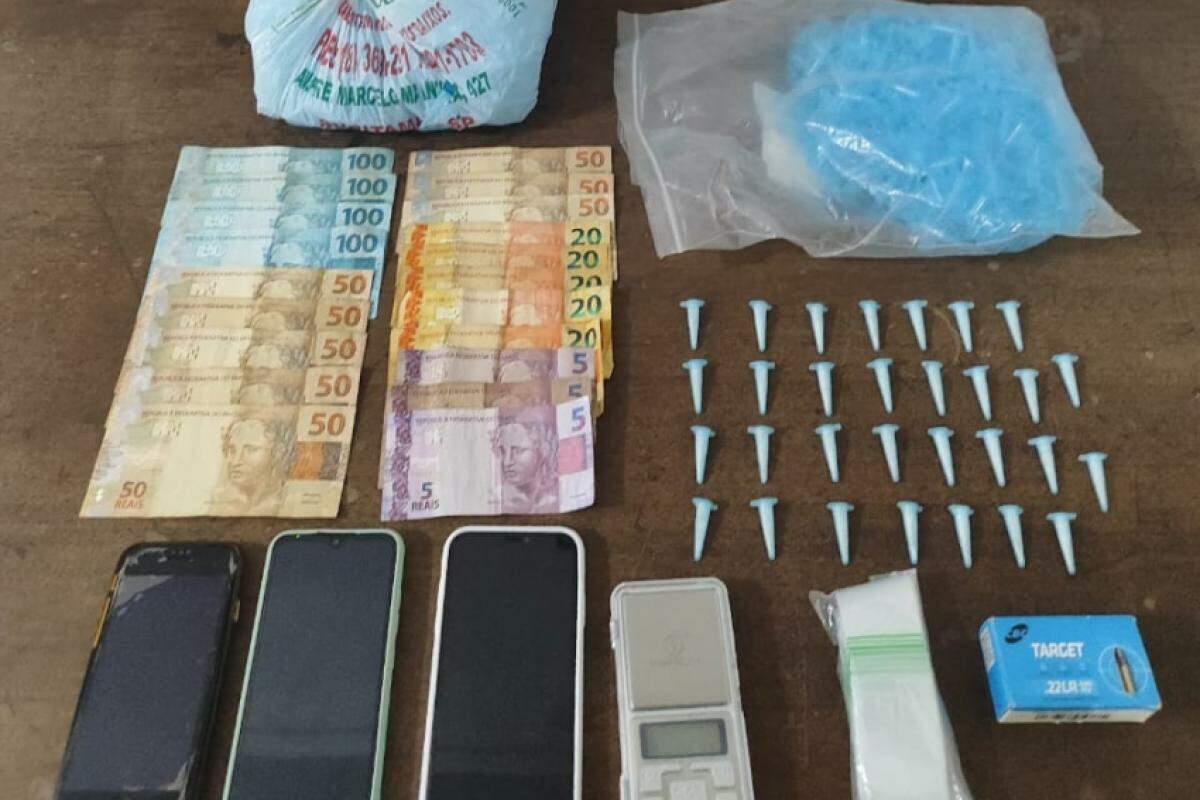 PM apreendeu drogas, dinheiro e materiais usados no tráfico