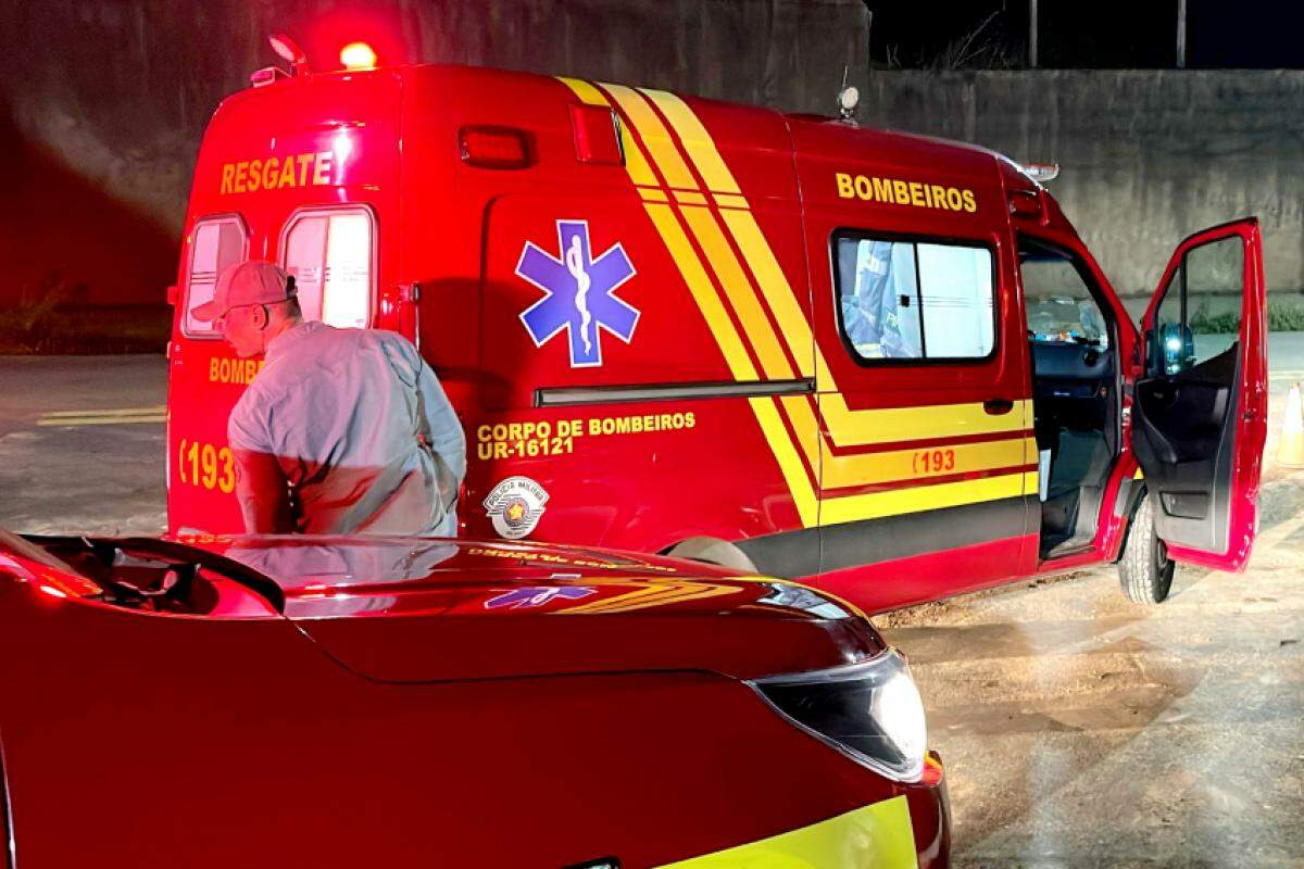 A vítima foi socorrida pela unidade de resgate e encaminhada ao hospital.