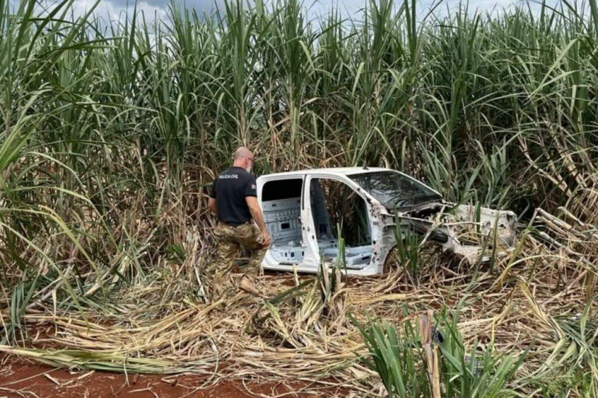 Delegado responsável pelo caso, João Baptistuci Neto, durante perícia no local que as caminhonetes foram encontradas
