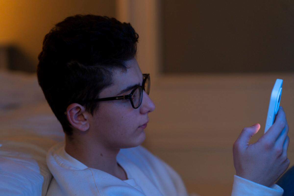 De acordo com a delegada, o fato dos adolescentes estarem dentro de casa não garante que estejam seguros