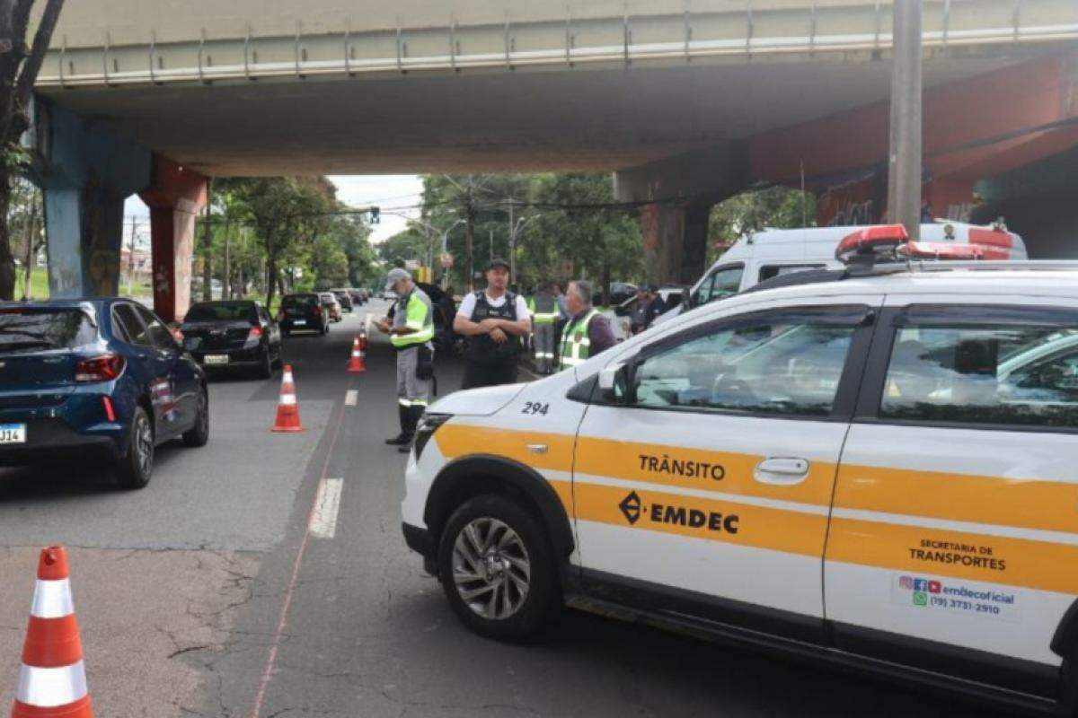 Ação conjunta abordou 14 veículos e removeu motos com documentação irregular.