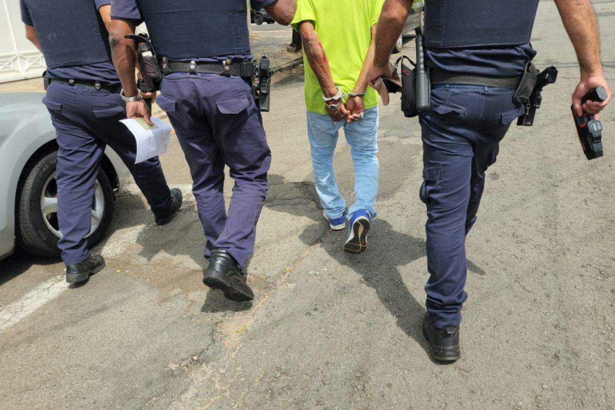 Ele teria exposto suas partes íntimas e seguido uma mulher de 34 anos que realizava caminhada no local