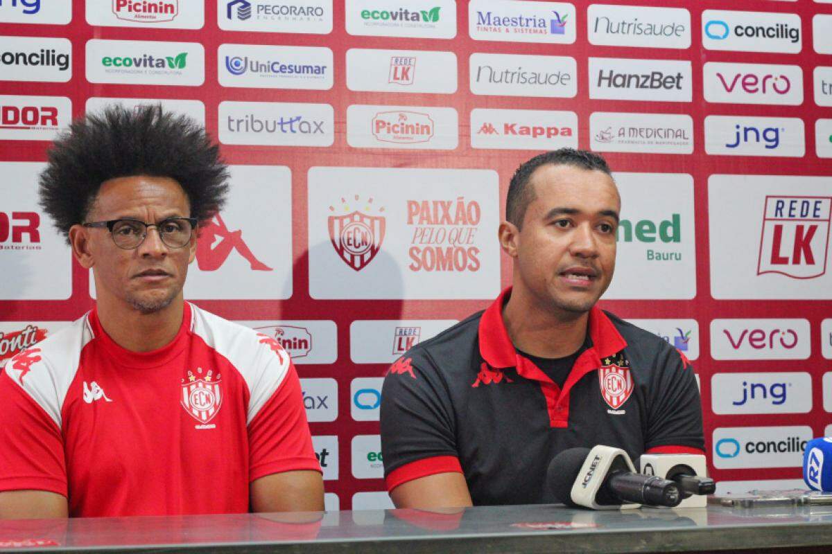 O coordenador de futebol do Noroeste, Deda, com o técnico Ivan Canela