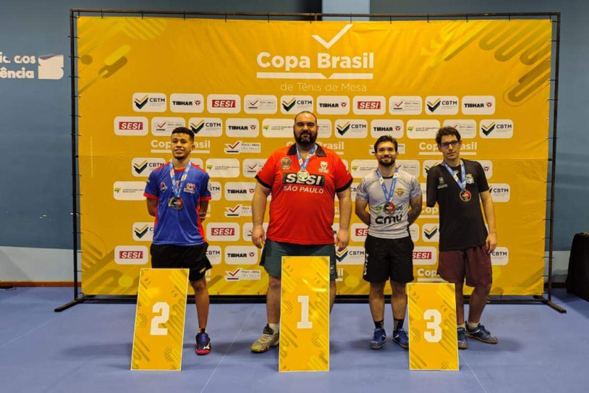 Claudio Massad no 1.º lugar com a camisa do Sesi