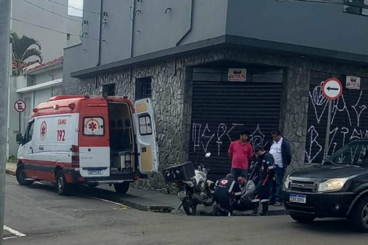 Equipe do Samu atendendo vítima de acidente