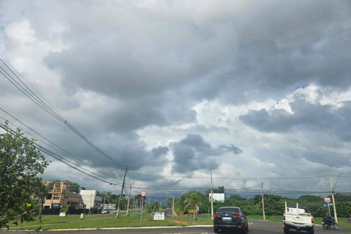 Céu visto da avenida São Vicente, zona sul de Franca