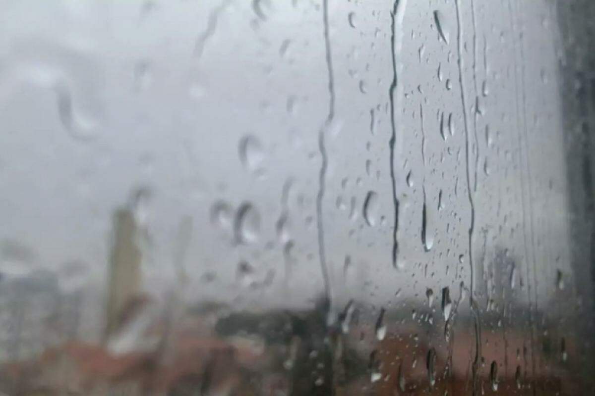 Há chances de chuva com raios e trovões durante a semana, segundo modelos do Inmet