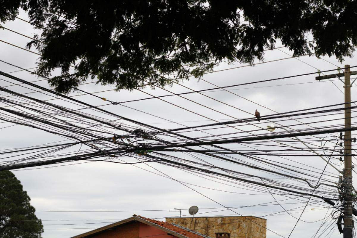 Emaranhado de fios na rua Araújo Leite, em Bauru