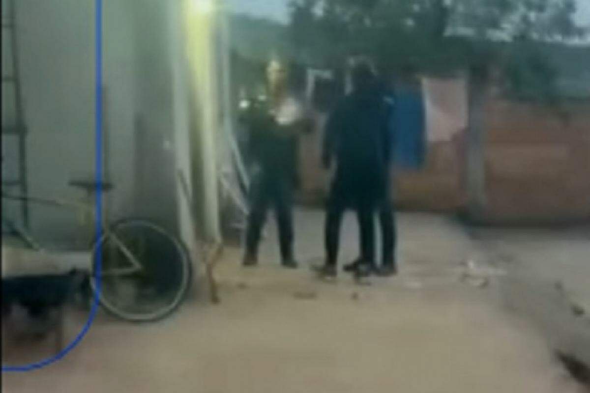Policial entra na casa errada, atira e mata cachorro de família