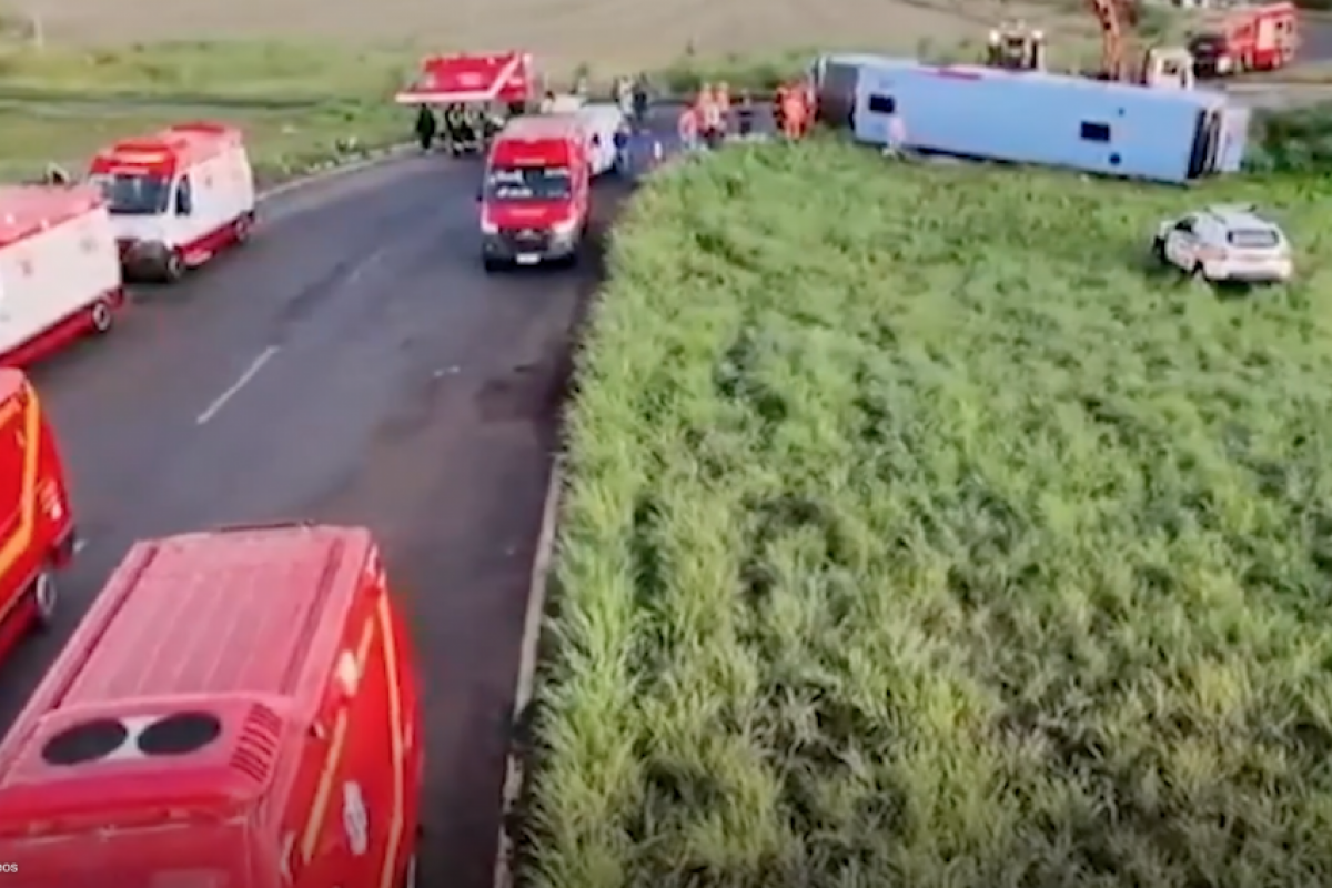 O veículo teria perdido o controle antes de tombar na pista.