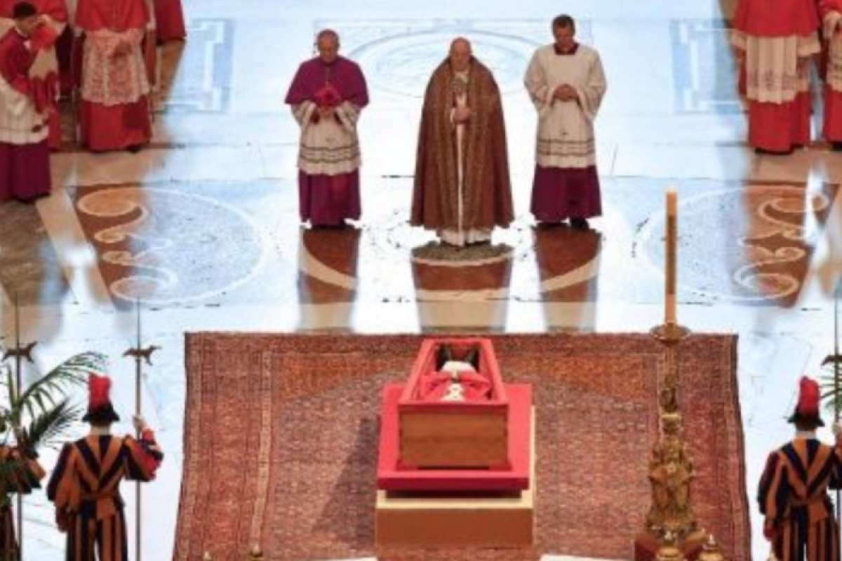 A cerimônia de translado dos restos mortais do Papa Francisco da Casa Santa Marta para a Basílica de São Pedro reuniu milhares de pessoas no Vaticano.
