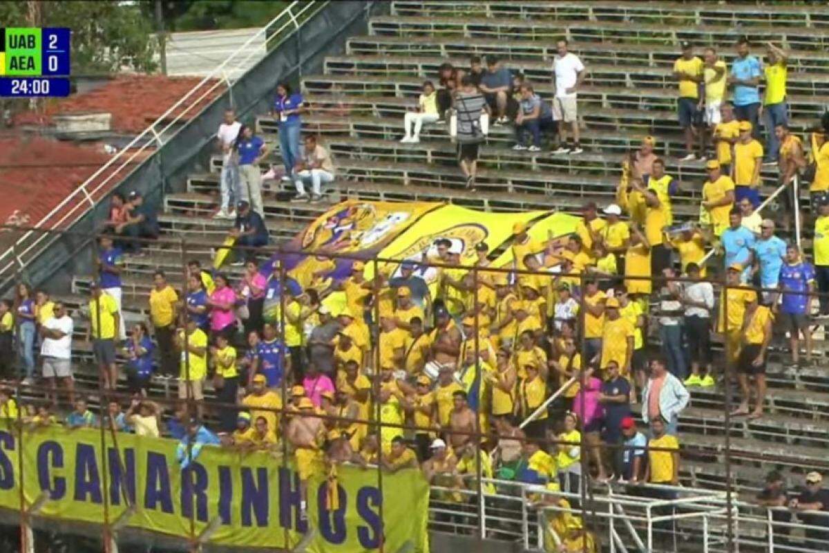 Torcida do time canarinho em Santa Bárbara d'Oeste: frustração com a derrota parcial no primeiro tempo