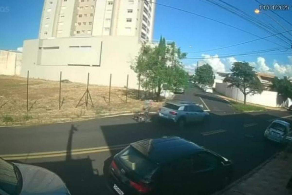 Momento em que o carro, modelo Citroën Cactus, atinge a motocicleta no residencial Amazonas