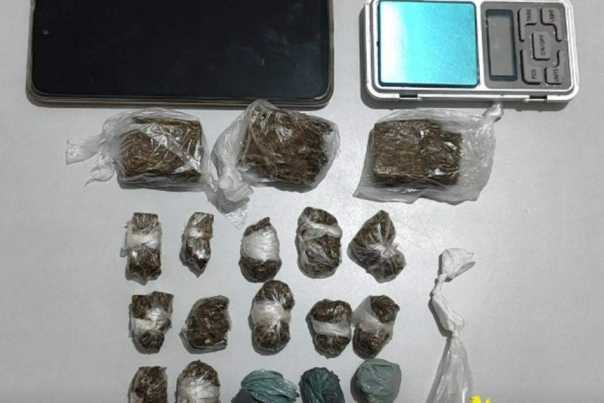 Drogas, balança e celular apreendidas pela Polícia Militar