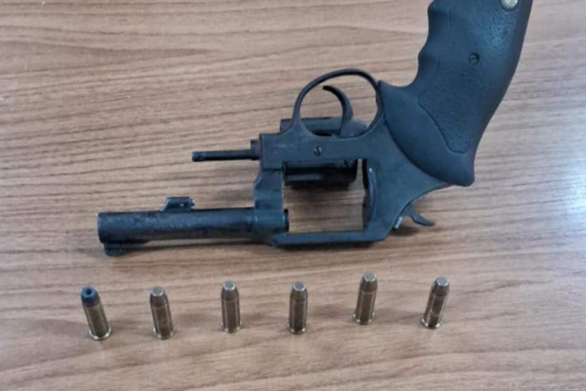 Jovem de Araçatuba tentou dispensar arma ao ver a Força Tática