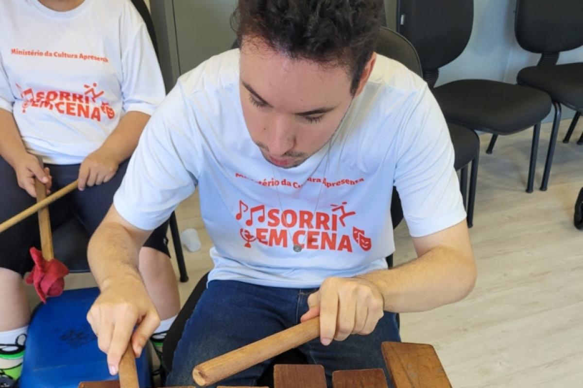 Iniciativa promove inclusão e desenvolvimento por meio da arte, com aulas gratuitas de canto, dança, teatro e coral na Vila Teixeira em Campinas.