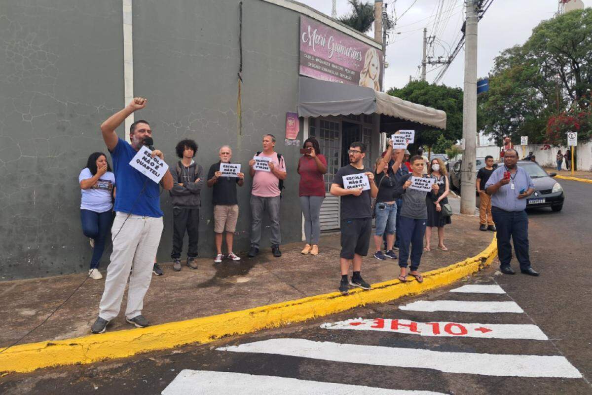 Apeoesp se manifestou contra a adesão ao projeto da escoal cívico-militar e de uma suposta falta de divulgação da votação