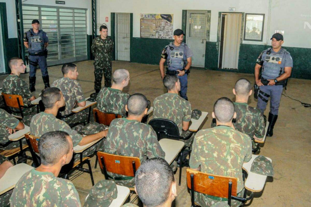 Instrução abordou direção defensiva, uso de equipamentos de segurança e conscientização no trânsito