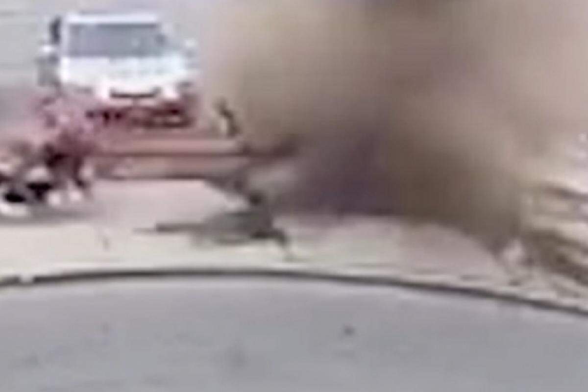 Que susto! Bueiro explode, mas mãe e filho escapam por um triz