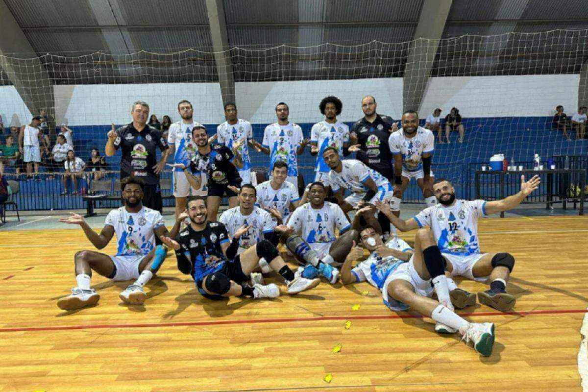 Equipe do Iacanga Vôlei após a vitória sobre o Osasco pelo Campeonato Paulista, em partida realizada no ginásio Beira Rio