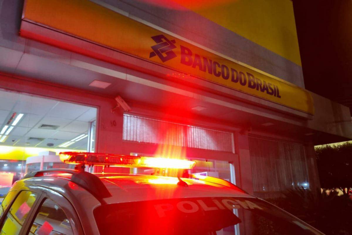 Viatura da PM em frente ao banco, logo após a fuga