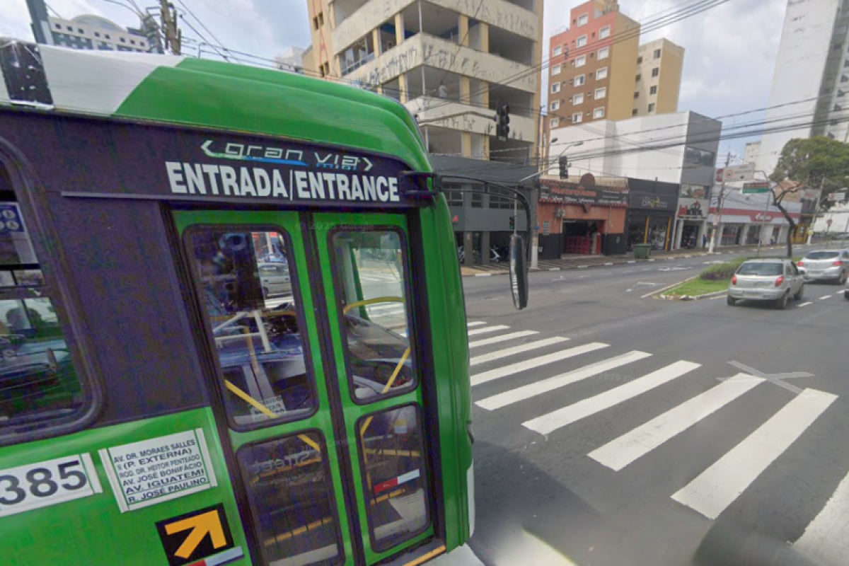 Batida entre coletivo e carro por aplicativo deixou quatro pessoas feridas na região central na manhã desta sexta-feira (18).