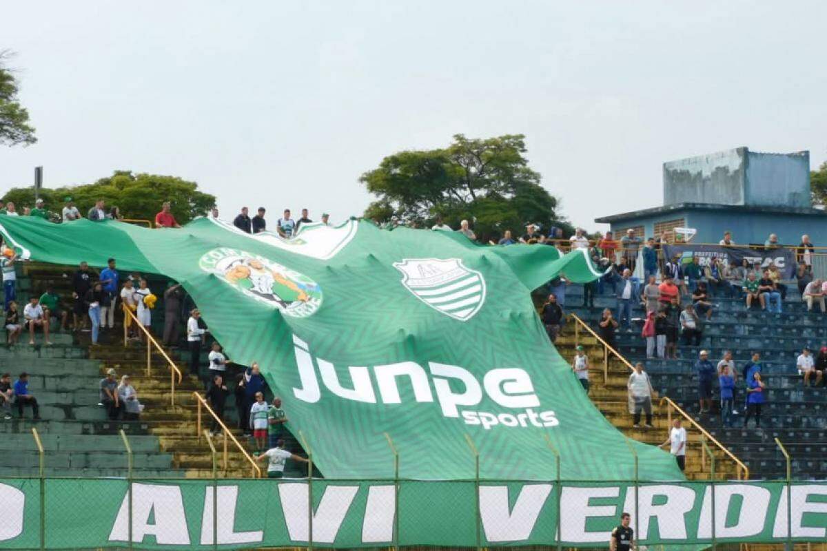Bandeirão estendido pela torcida no estádio municipal “José Lancha Filho”, em Franca
