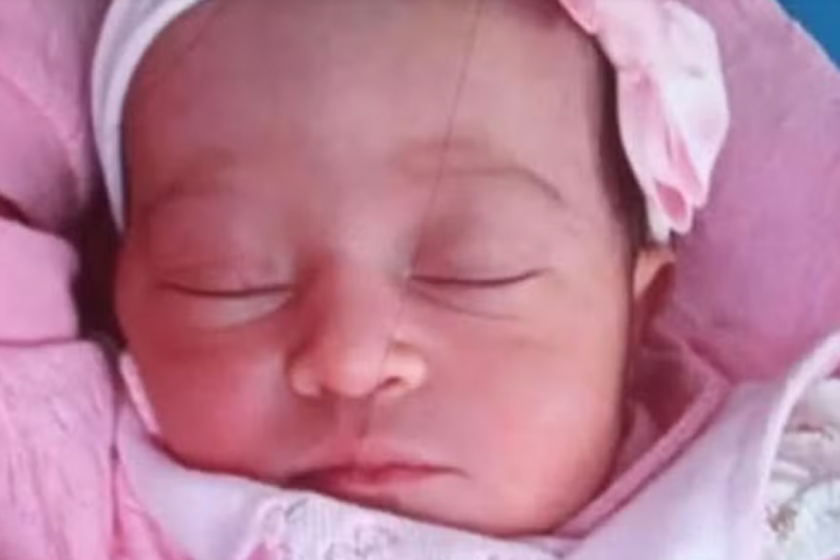 A bebê estava dentro de uma sacola, envolta por produtos de limpeza. 
