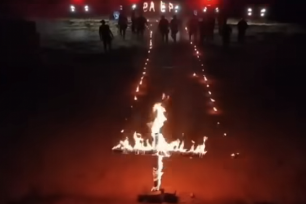 As imagens, que foram apagadas horas depois da publicação, mostravam ainda um brasão de fogo no solo com a palavra 'Baep'.