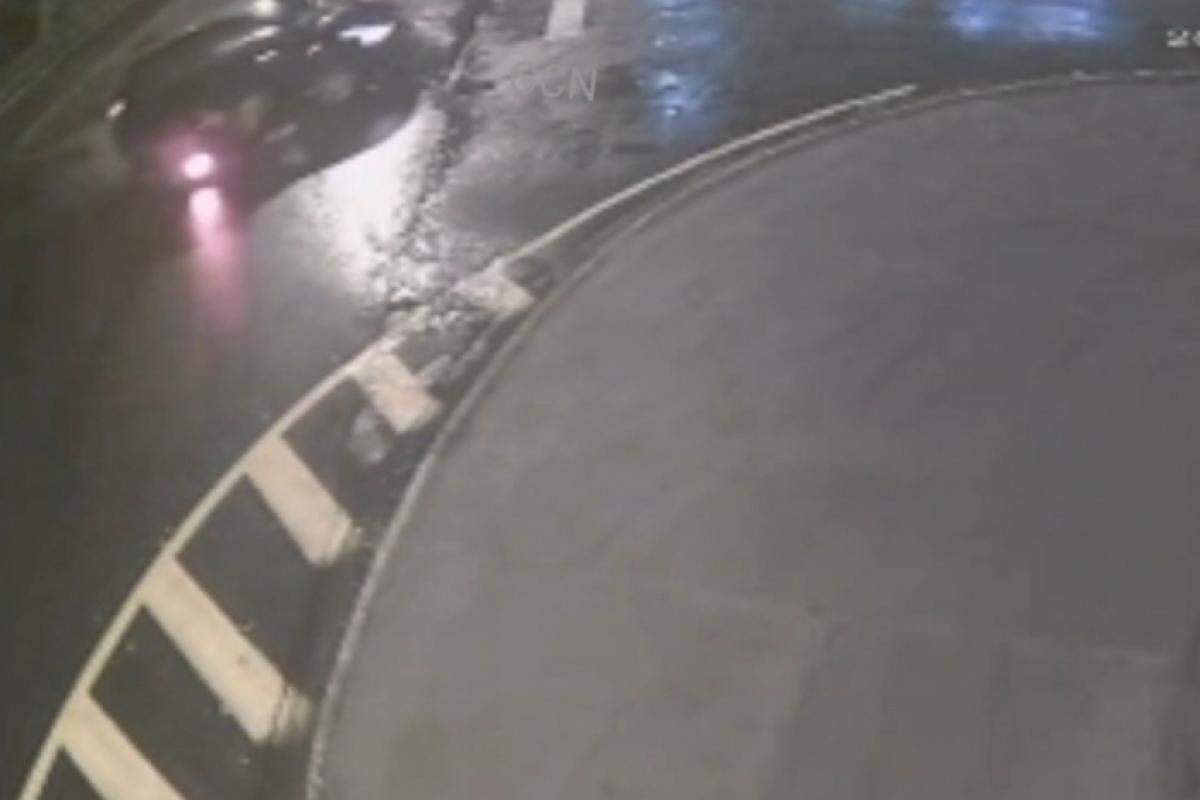Momento da batida entre carro e moto