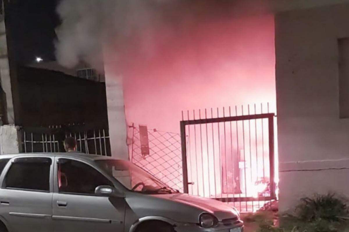 A casa foi destruída pelo fogo na rua Ibirapuera em Piracicaba.