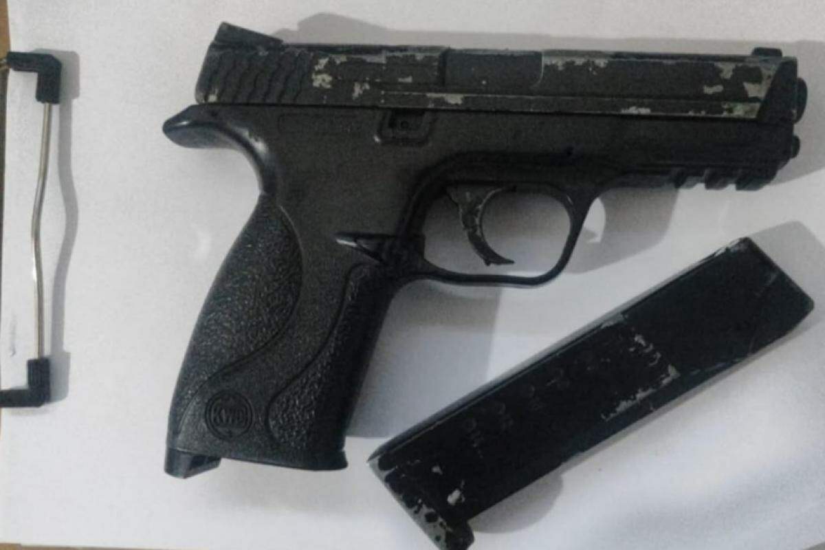 Arma falsa encontrada com aluno