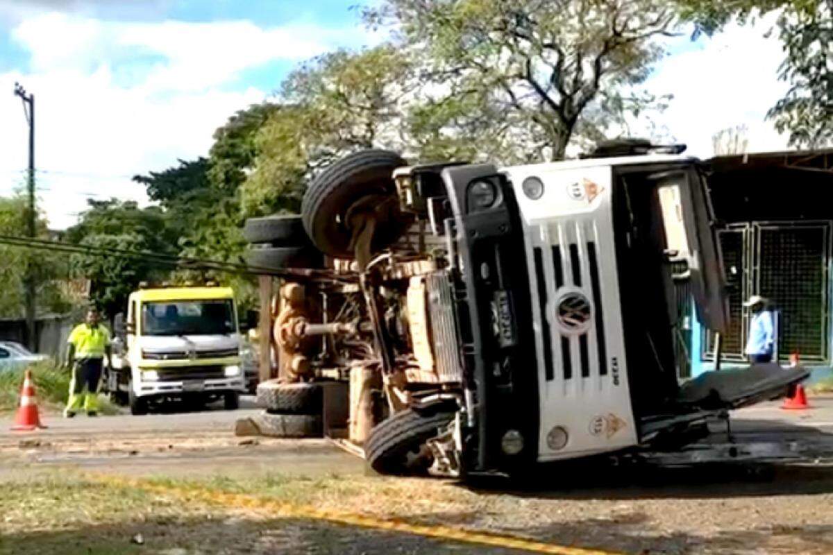 A vítima foi socorrida com graves ferimentos e encaminhada ao hospital.