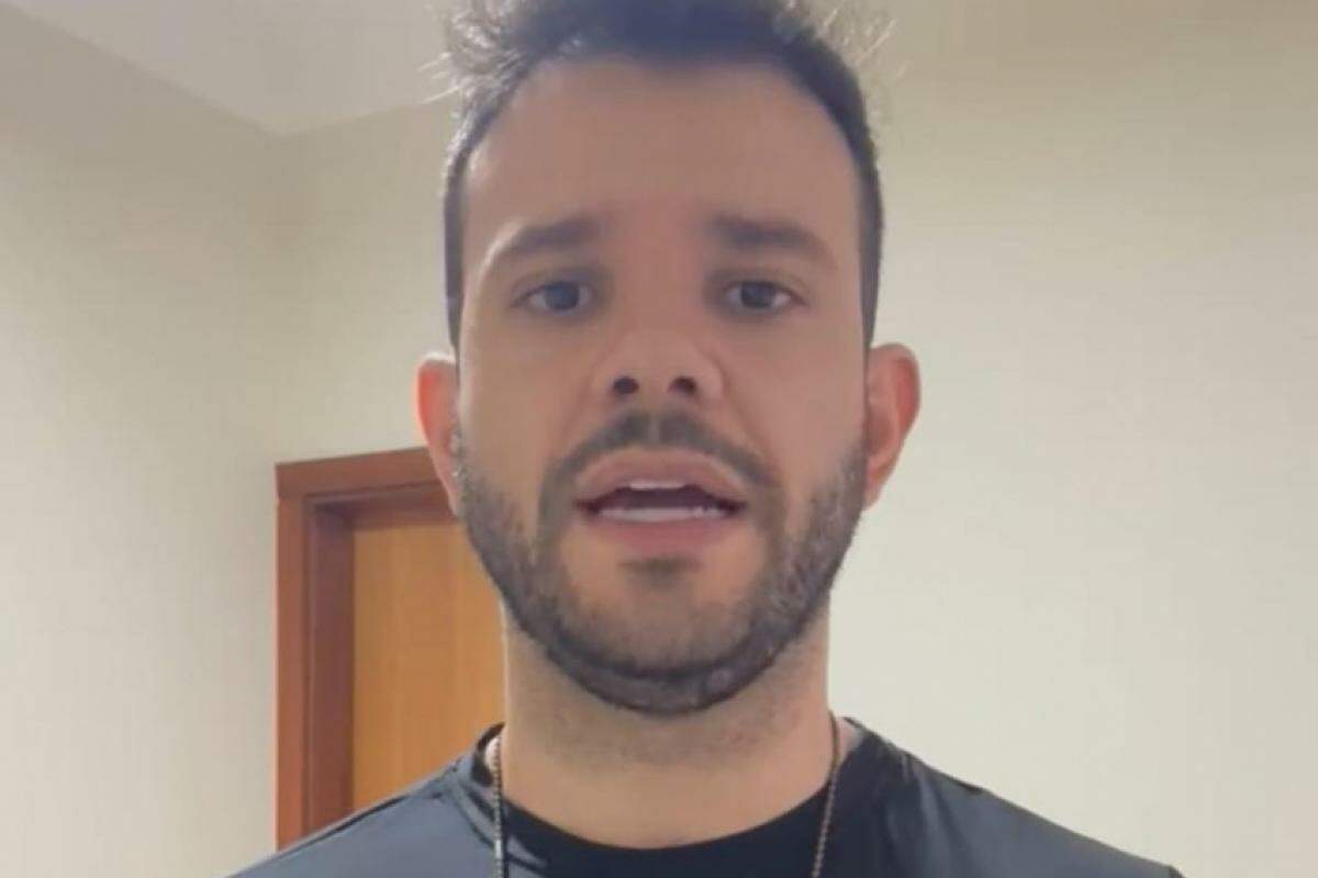 O delegado Flavio Miranda destacou a extrema violência do ataque motivado por ciúmes; agressor foi preso em flagrante ainda com a faca usada no crime