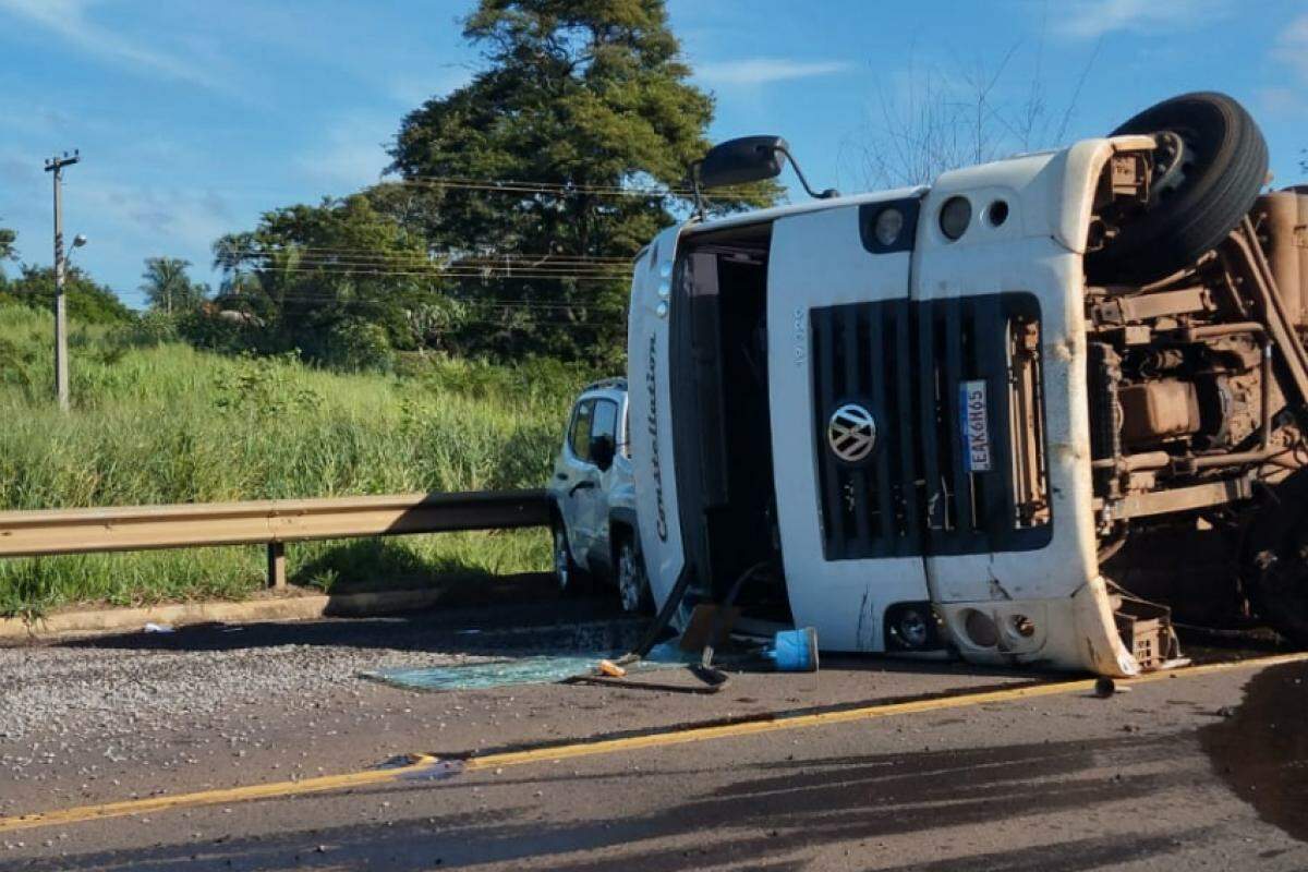 Motorista de SUV perdeu o controle ao tentar manobra e bateu na lateral do caminhão, que tombou às margens da SP-461