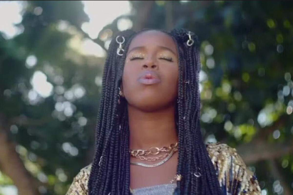 Karen Silva no clipe do seu primeiro single