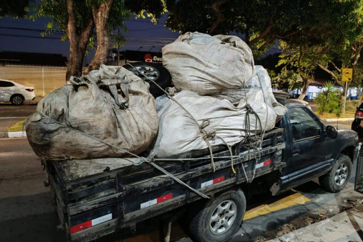 Ordens estão sendo cumpridas em Campinas, São Paulo e Embu das Artes; carro com duas toneladas de fios de cobre foi apreendido durante ação.