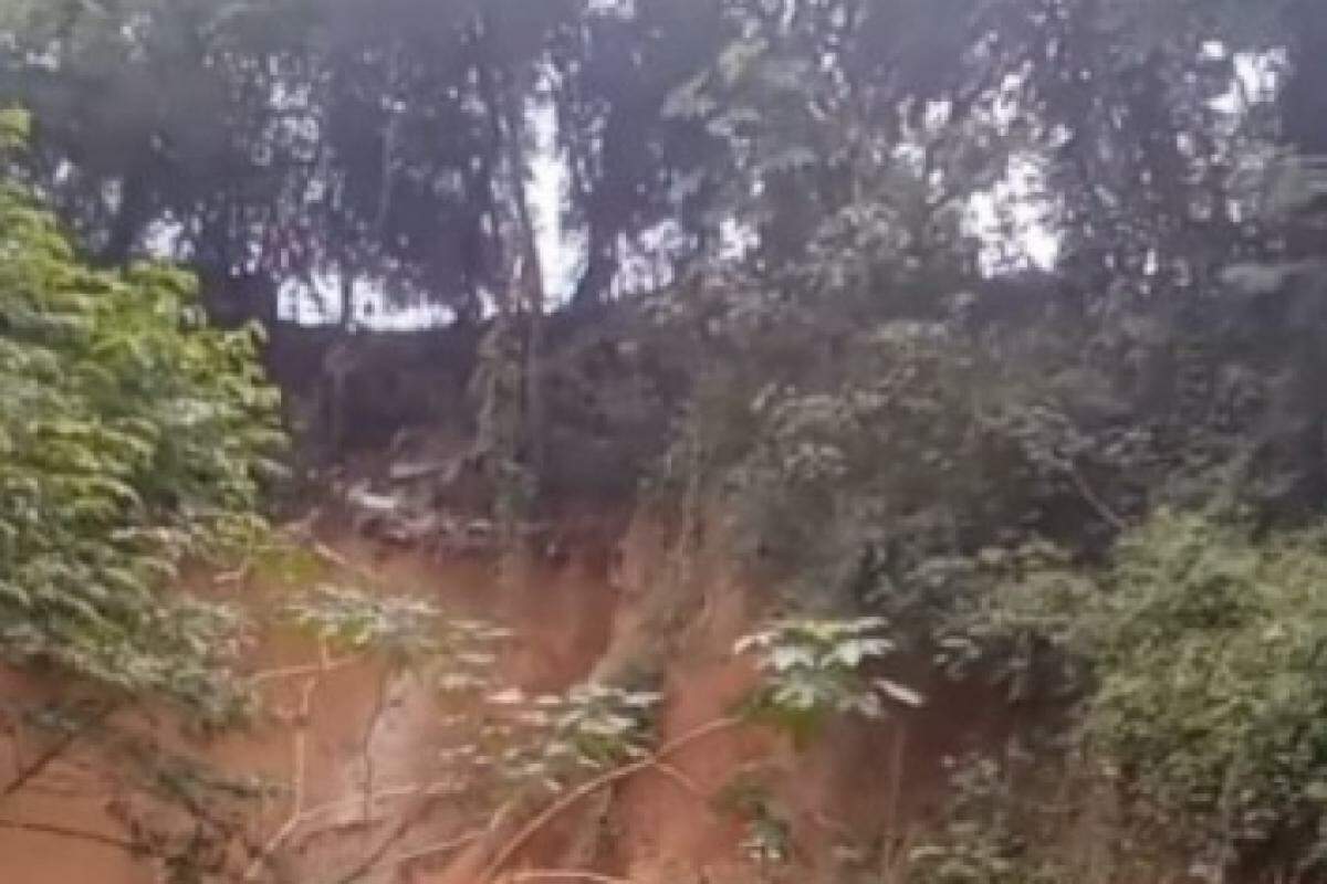 Barranco cedeu com as chuvas e preocupa pais de alunos. Defesa Civil acompanha o local diariamente