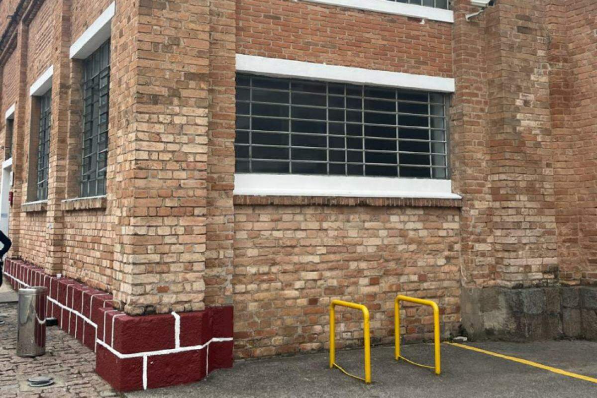Imóvel tombado pelo Patrimônio Histórico amanheceu com pintura irregular nesta sexta (25)
