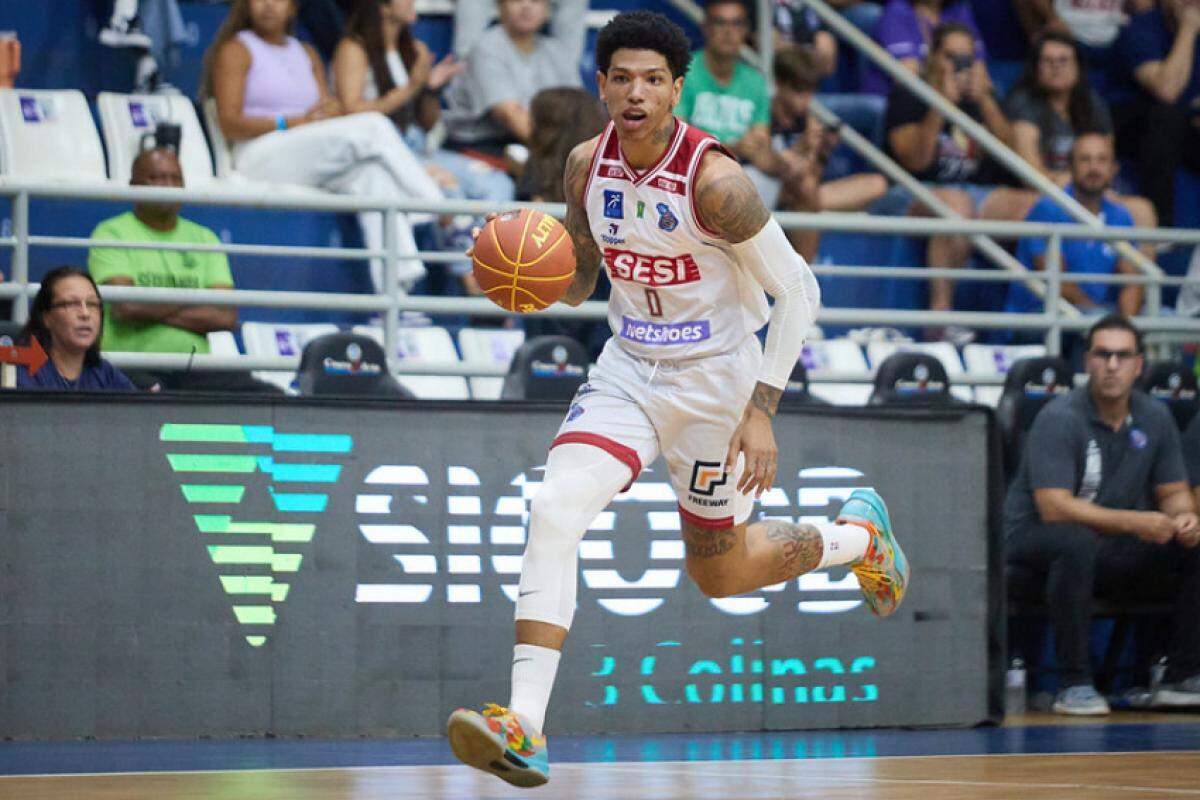 Didi com a bola; o ala-pivô foi o cestinha da partida, com 21 pontos 