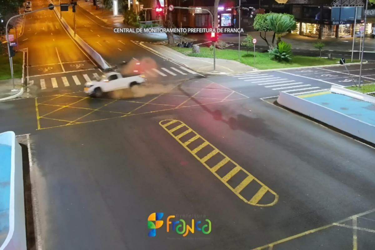 Momento em que carros batem no cruzamento de Franca