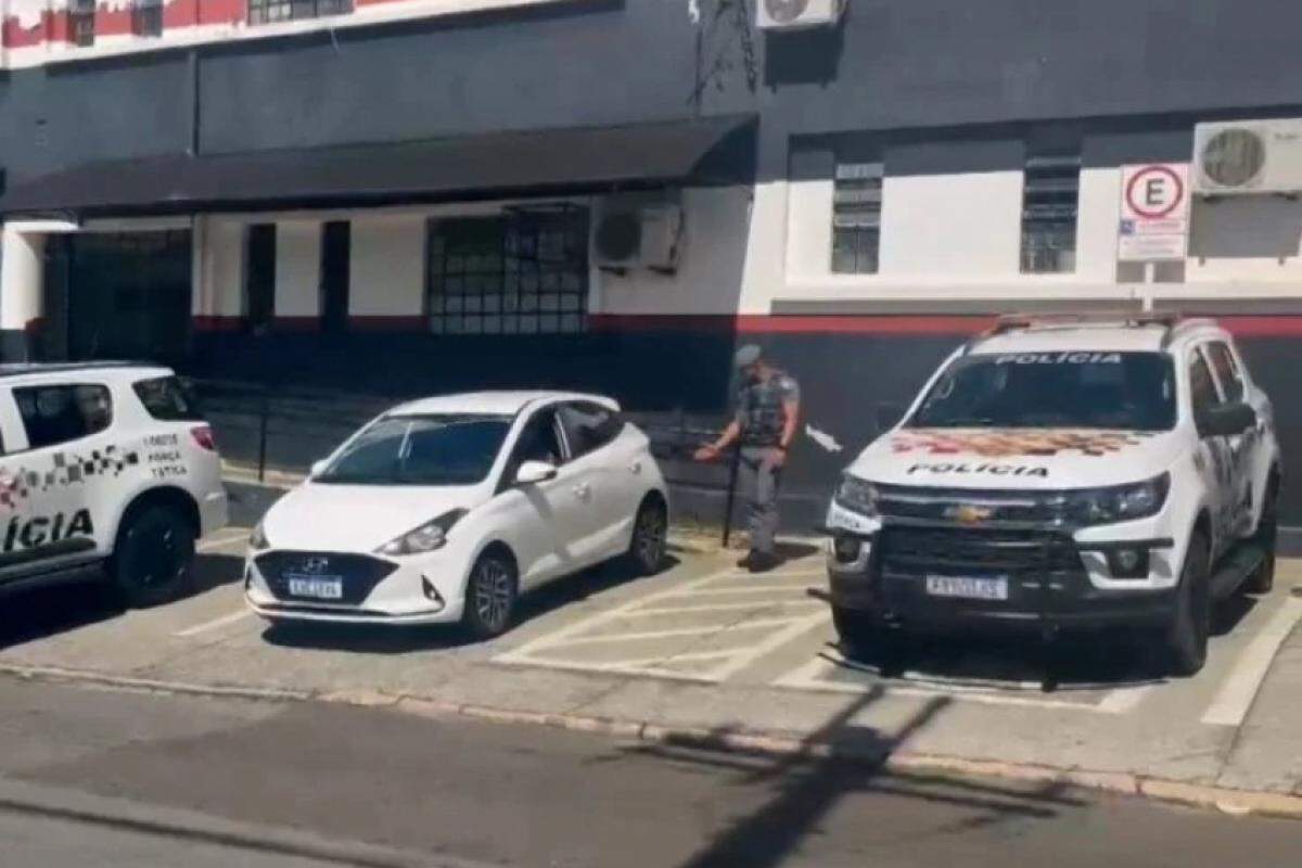 Suspeito foi reconhecido por vítima e capturado com veículo roubado após tentativa de fuga em Campinas.