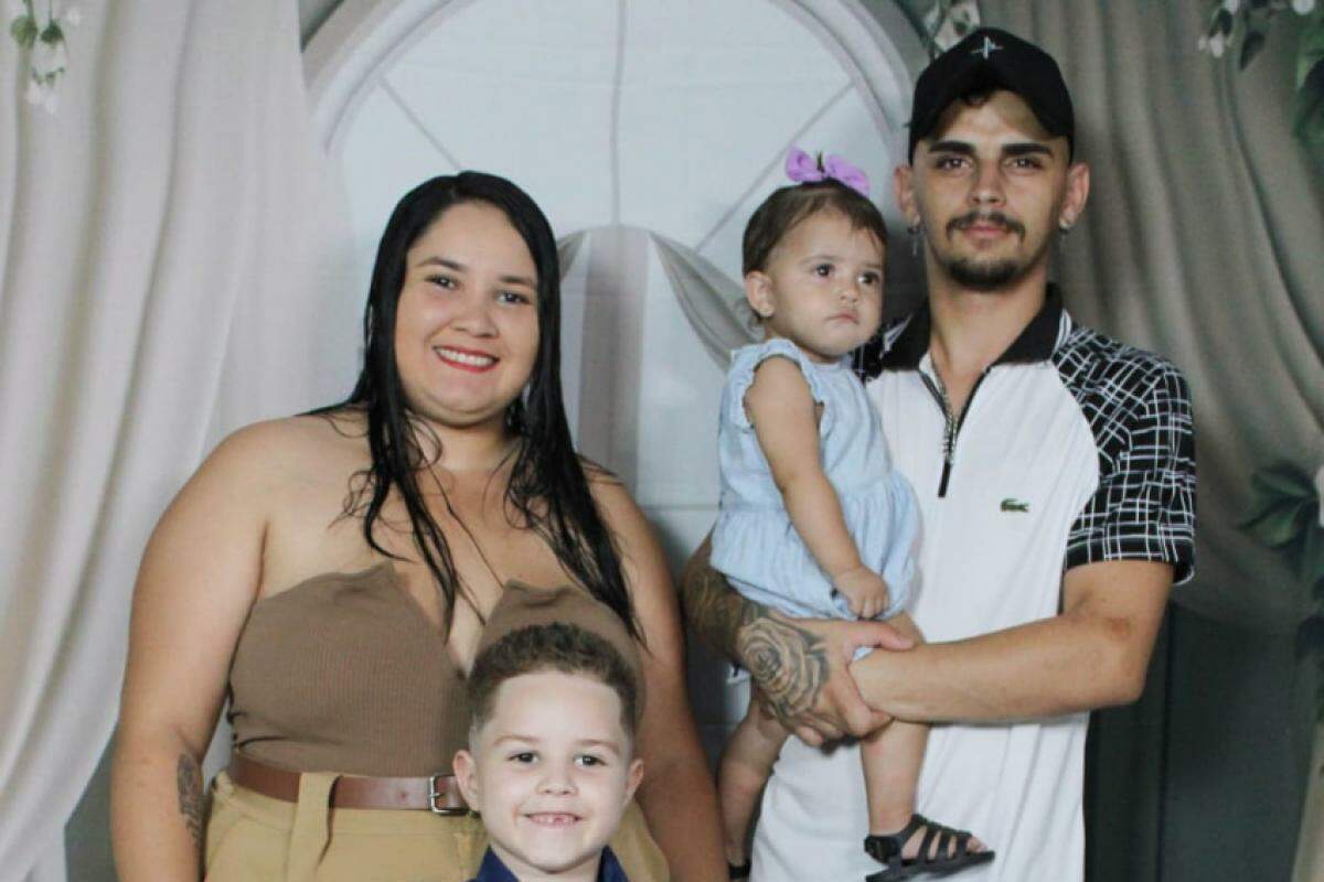 Paulo Henrique Medeiros com sua mulher Larissa Almeida e seus filhos