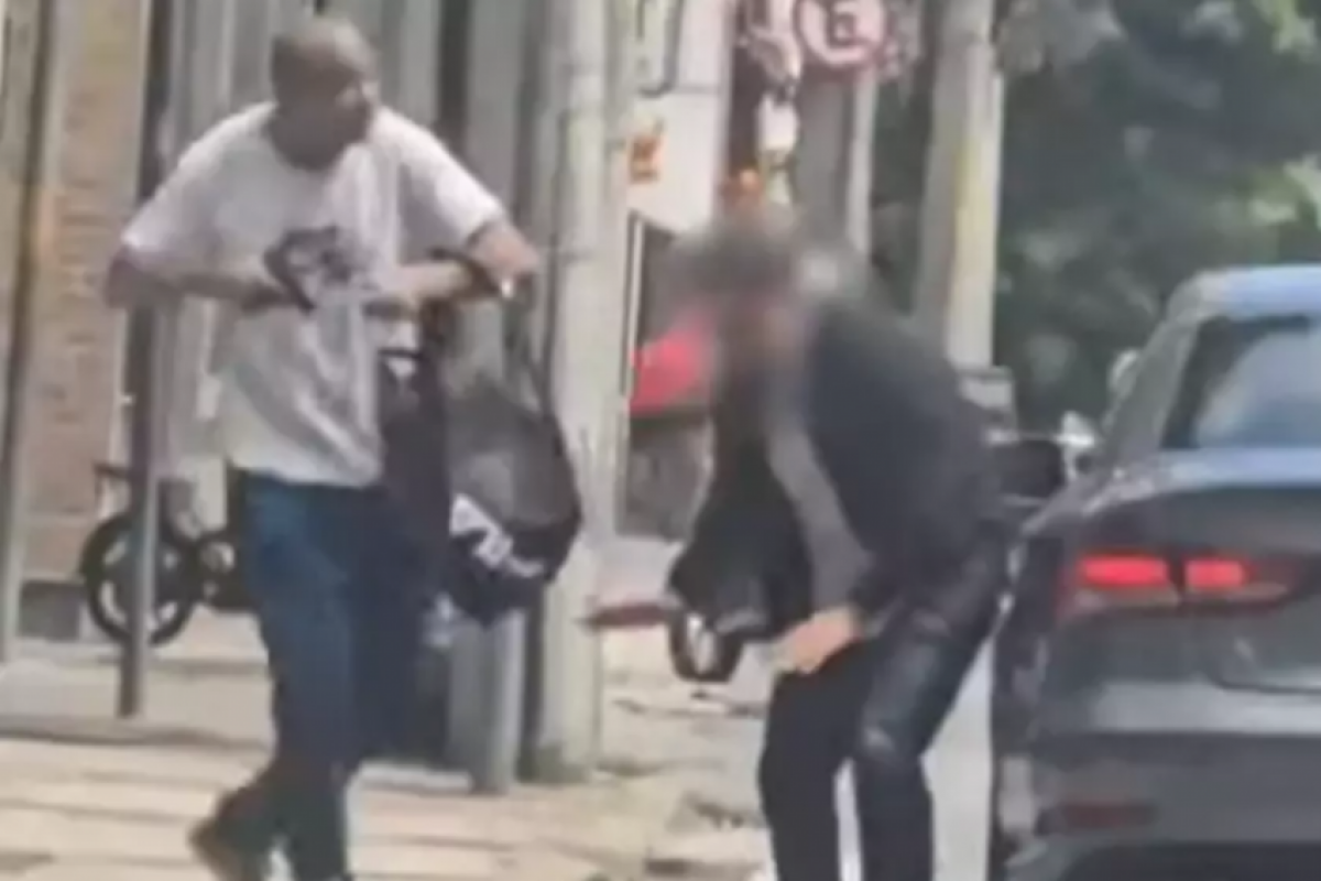 O agente levantou as mãos, dando a impressão de estar se rendendo, mas, em seguida, virou de costas, caminhou até o veículo e, de forma discreta, sacou sua arma