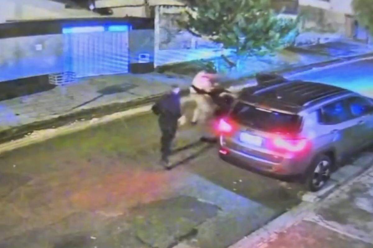Assassinos junto à vítima durante o crime no Jardim Panorama