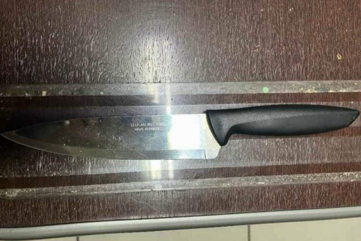 A faca foi apreendida pela Polícia Militar e apresentada na delegacia.