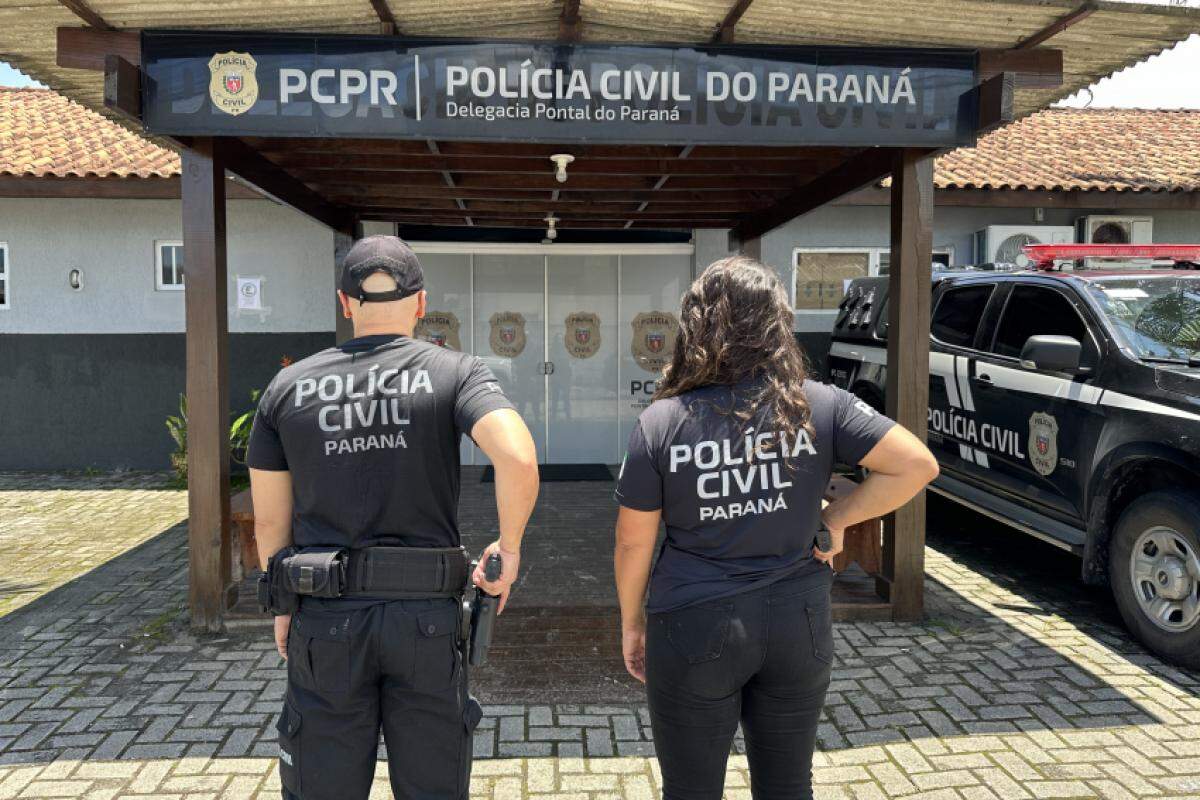 Um homem de 23 anos também foi preso em flagrante, encontrado na cama com a adolescente.