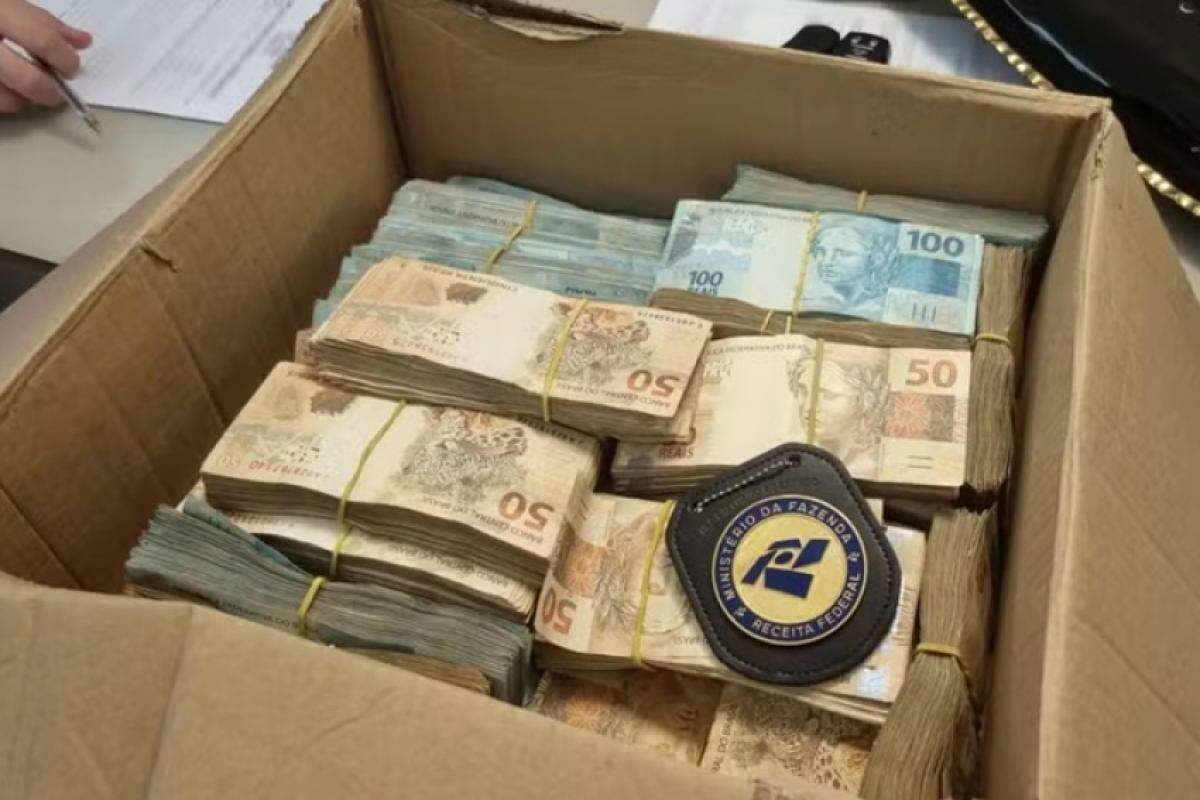 Dinheiro apreendido durante a operação